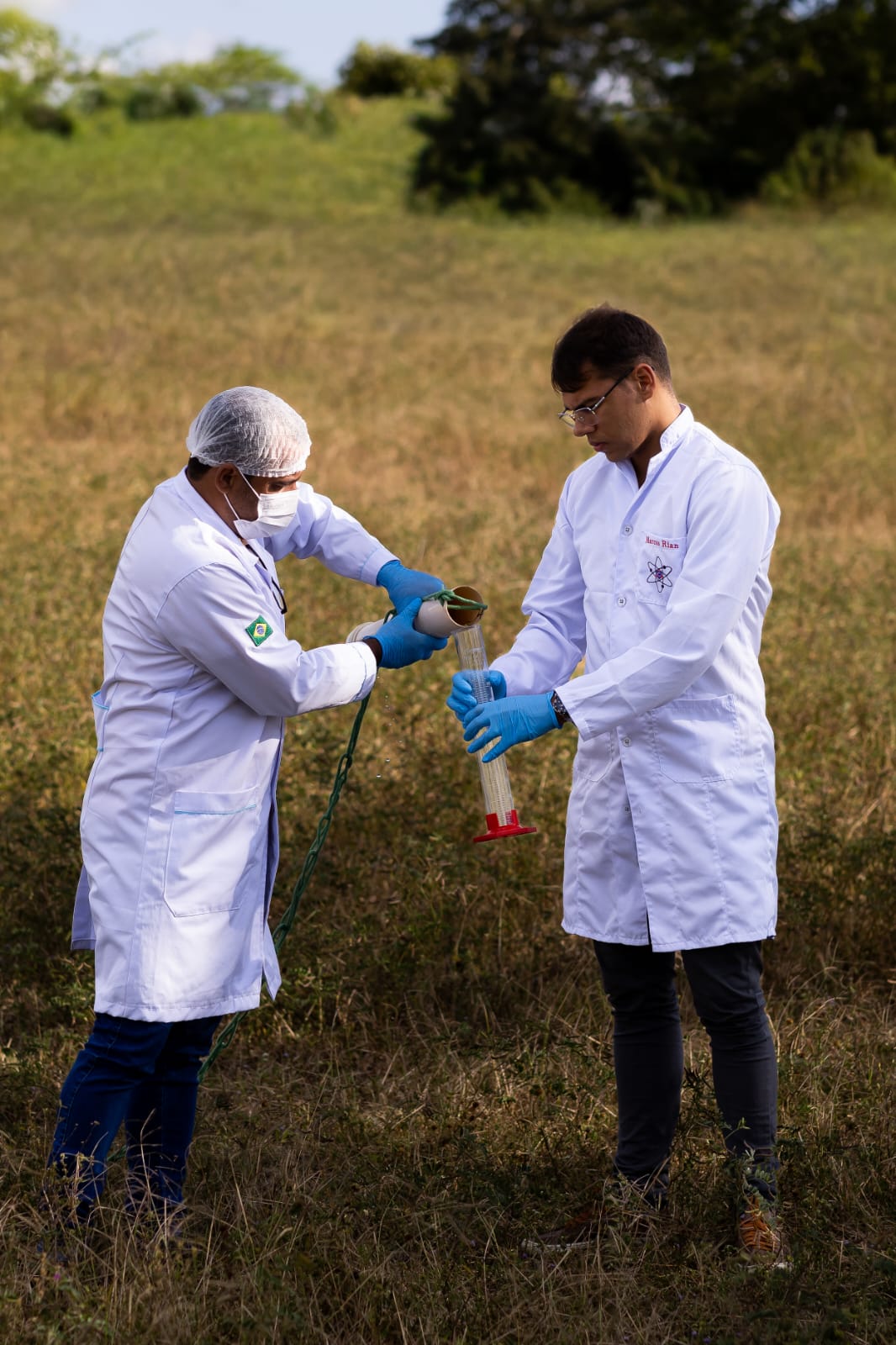 Equipe realizando procedimento de coleta ambiental