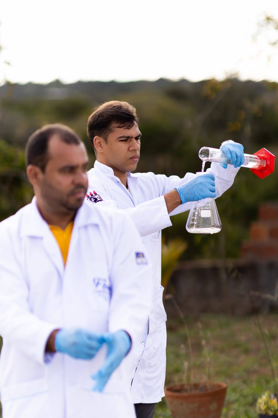 Medição de amostra durante atividade ambiental em campo