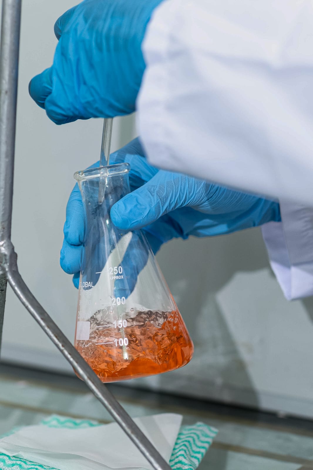 Análise química de amostra em laboratório