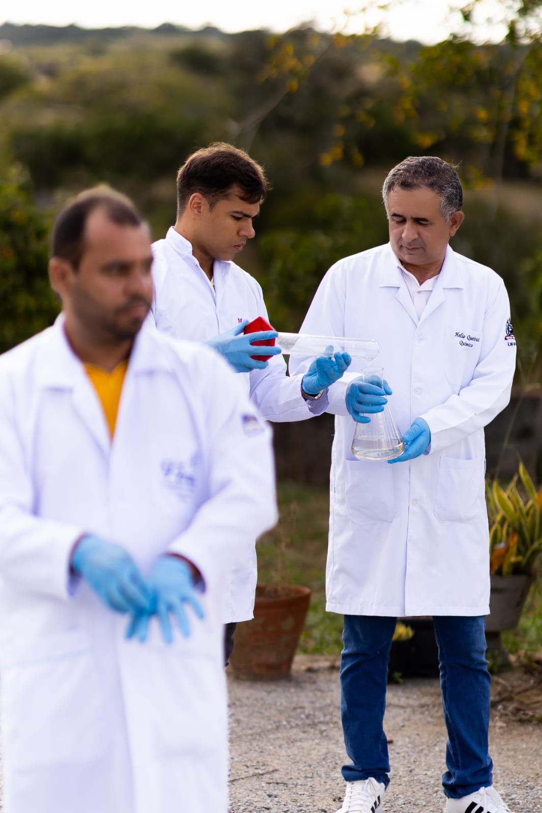 Hélio Queiroz acompanhando análise ambiental em campo